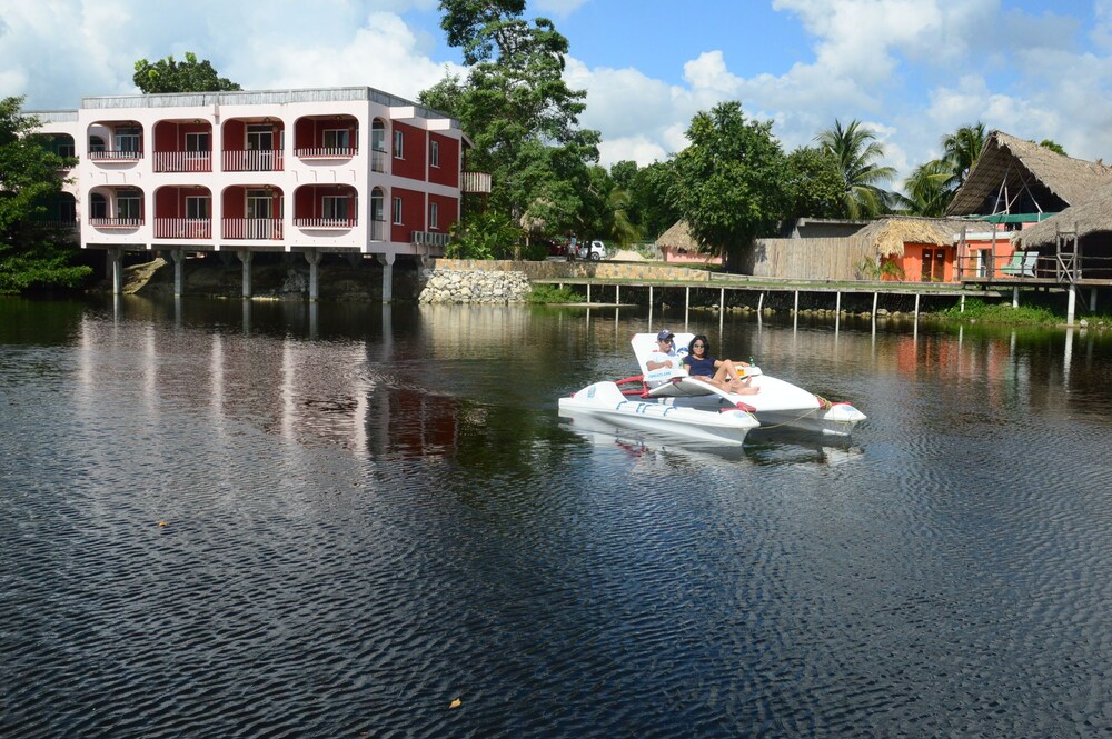 lamanai landings hotel and marina