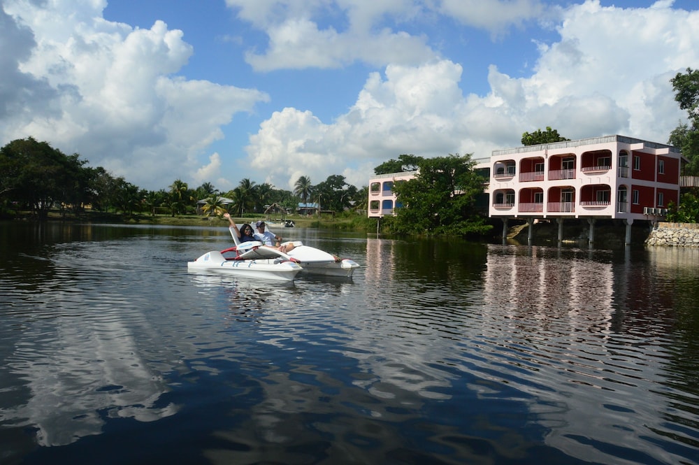 lamanai landings hotel and marina