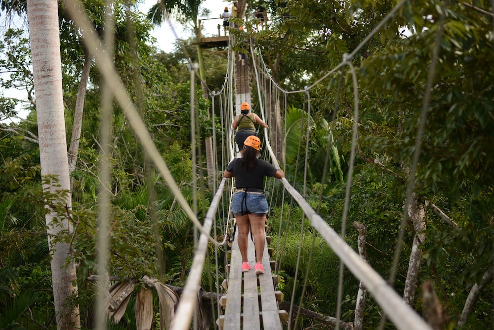 lamanai landings hotel and marina