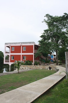 lamanai landings hotel and marina