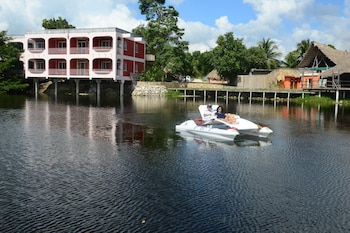 lamanai landings hotel and marina