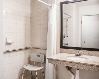 Quality Inn Traverse City,Grand Traverse>>East Bay Township,3 star