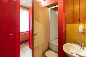 lake lodge hostel