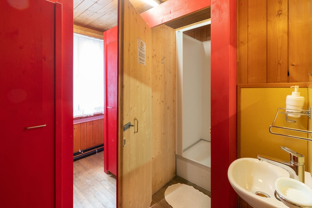 lake lodge hostel