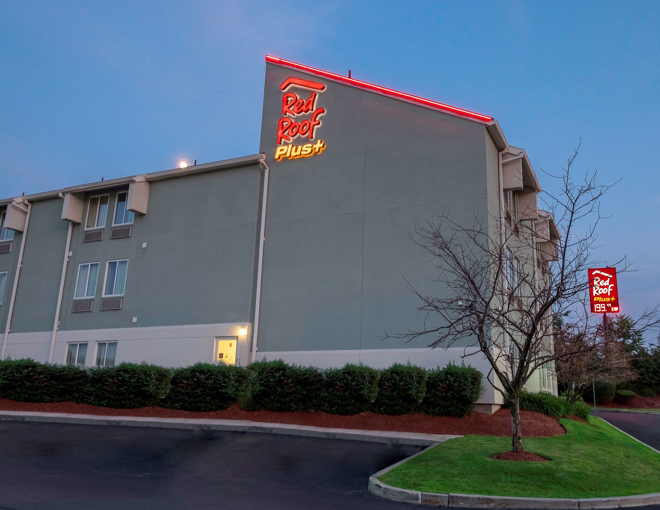 red roof inn plus boston logan