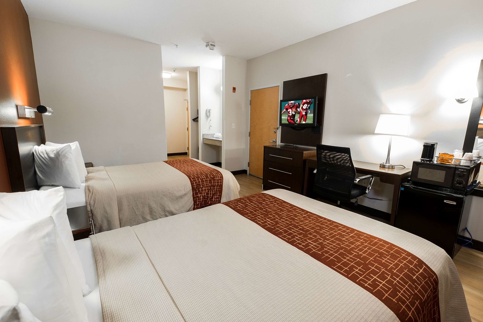 red roof inn plus boston logan