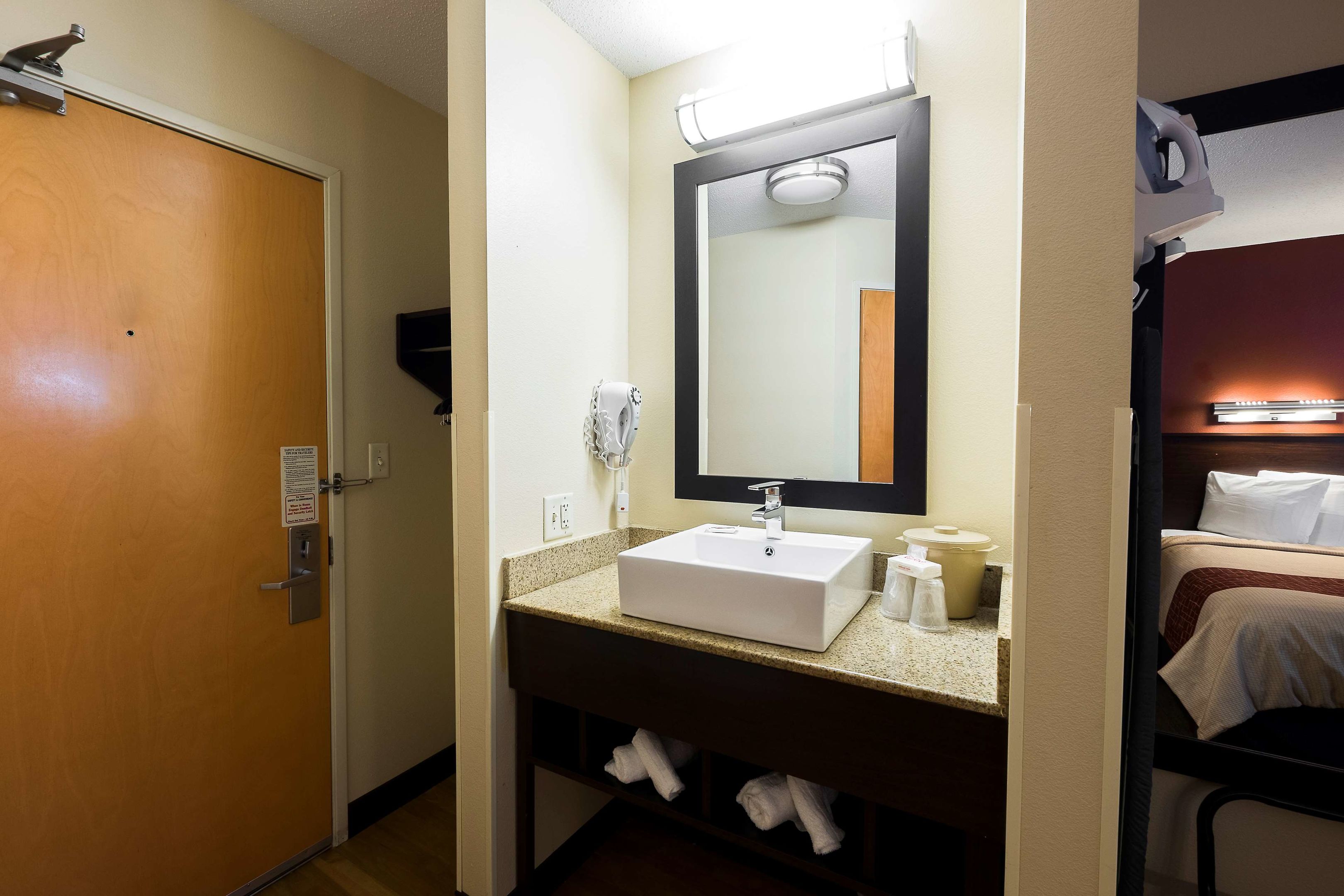 red roof inn plus boston logan
