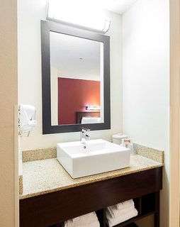 red roof inn plus boston logan