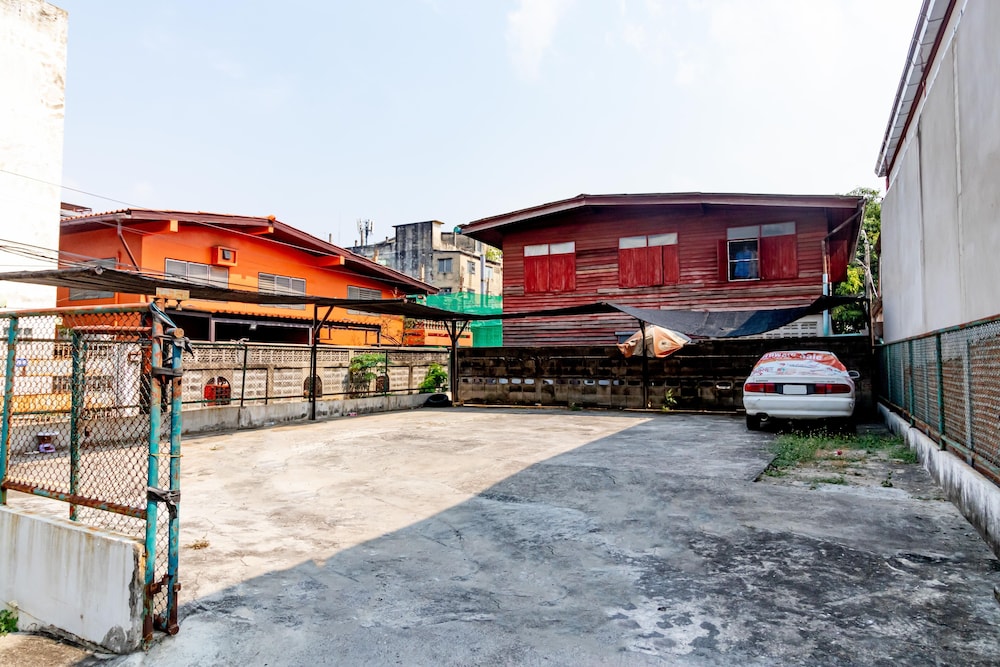 riski residence bangkok noi