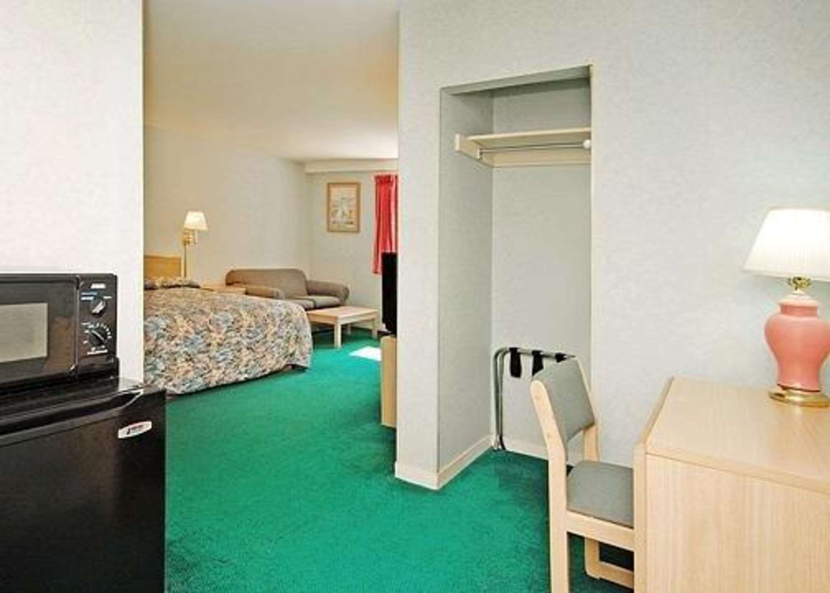 rodeway inn civic center