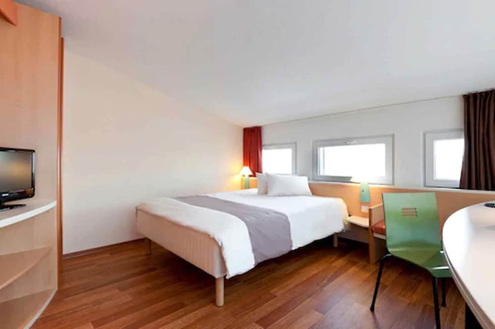 me and all hotel berlin east side by hyatt