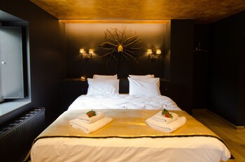 river lodge