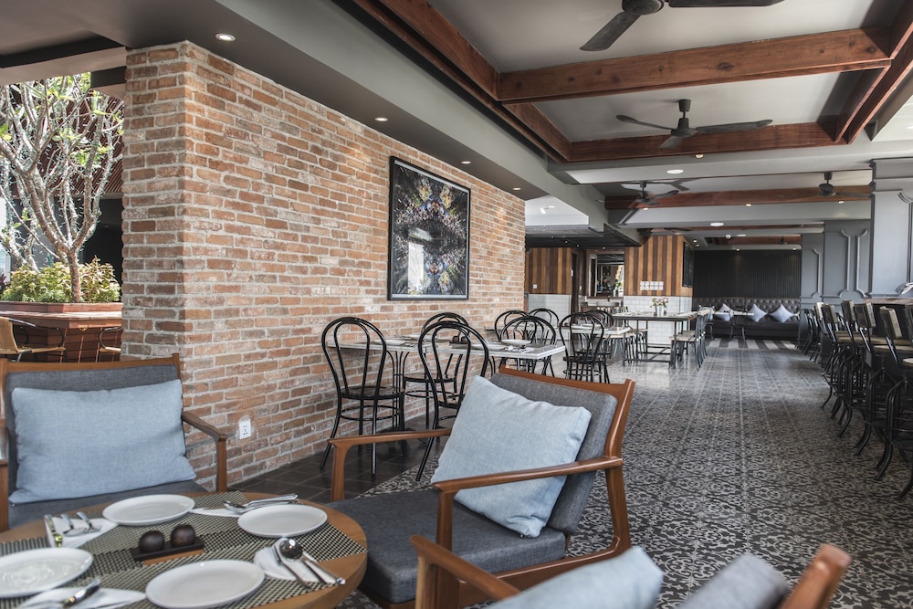 aquarius hotel and urban resort phnom penh