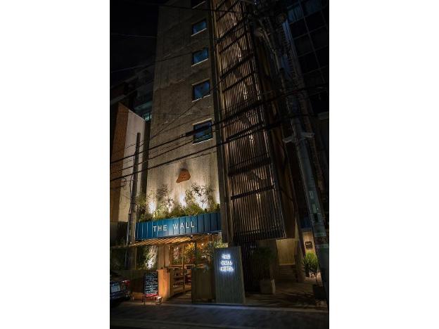 the wall hotel