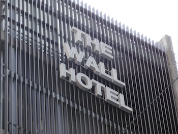 the wall hotel