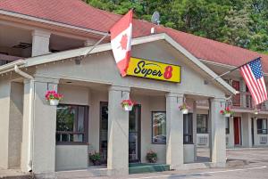 Super 8 By Wyndham Niagara Falls North,Niagara Falls>>London,3 star