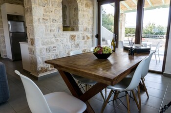villa ikaros