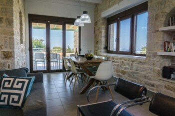 villa ikaros