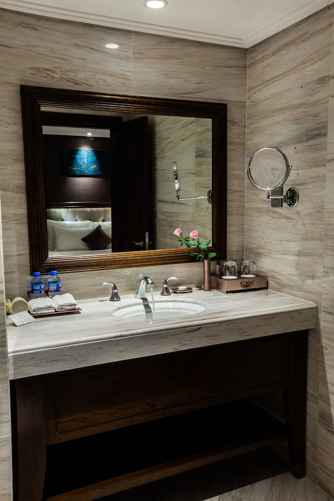 the chi boutique hotel