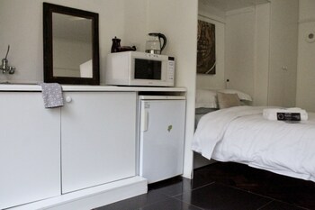 the john bauer pottery studio