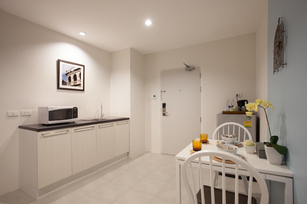 recenta suite phuket suanluang