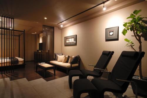 aroma kuravi adults only