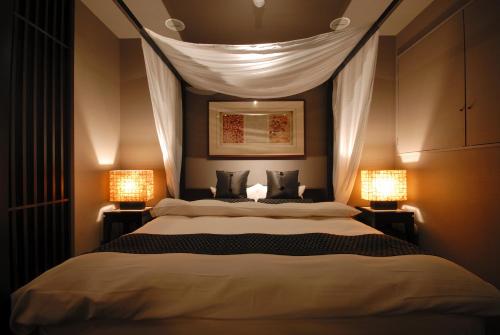 aroma kuravi adults only