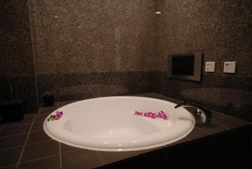 aroma kuravi adults only