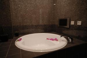 aroma kuravi adults only