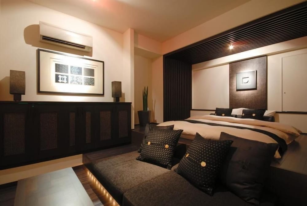 aroma kuravi adults only