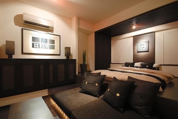 aroma kuravi adults only