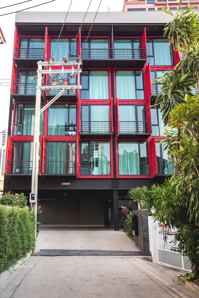 sleep box sukhumvit 22 hostel