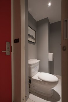 sleep box sukhumvit 22 hostel