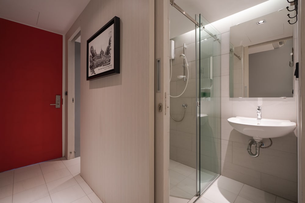 sleep box sukhumvit 22 hostel