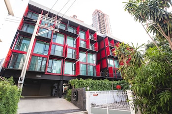 sleep box sukhumvit 22 hostel