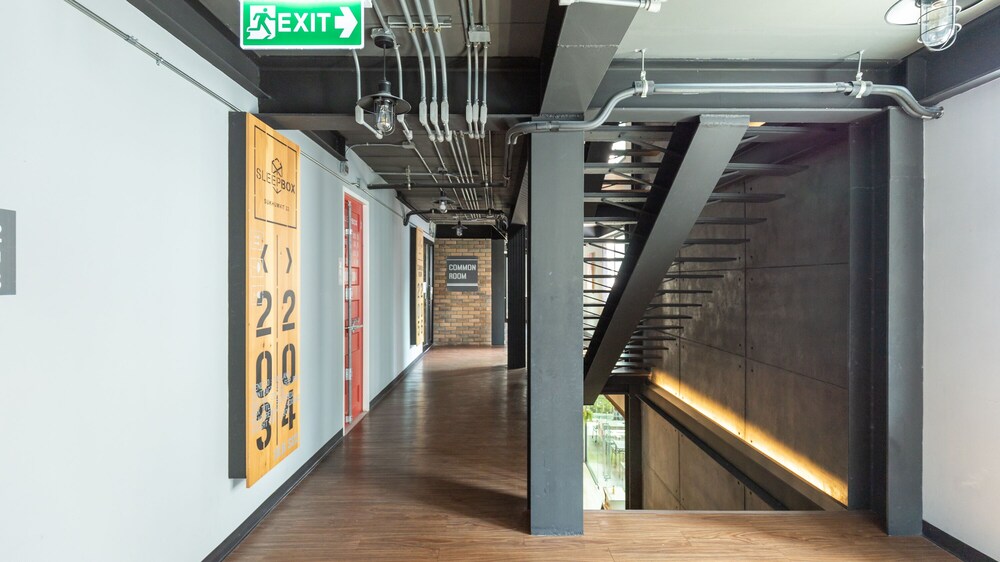 sleep box sukhumvit 22 hostel