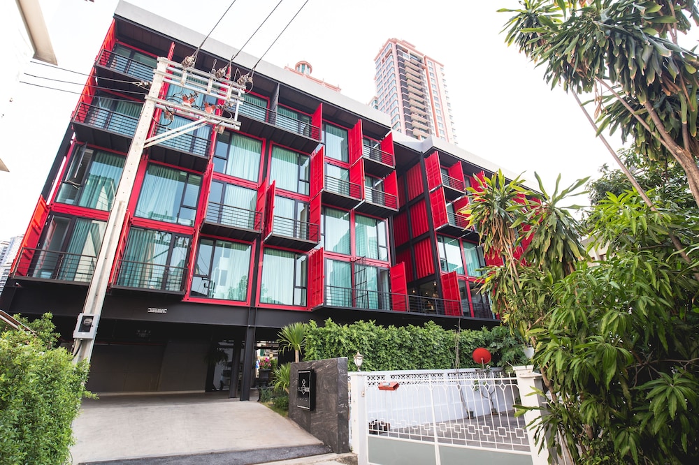 sleep box sukhumvit 22 hostel