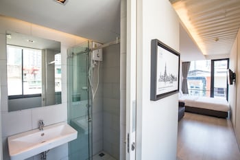 sleep box sukhumvit 22 hostel