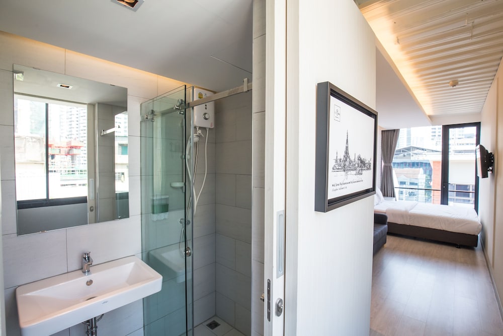 sleep box sukhumvit 22 hostel