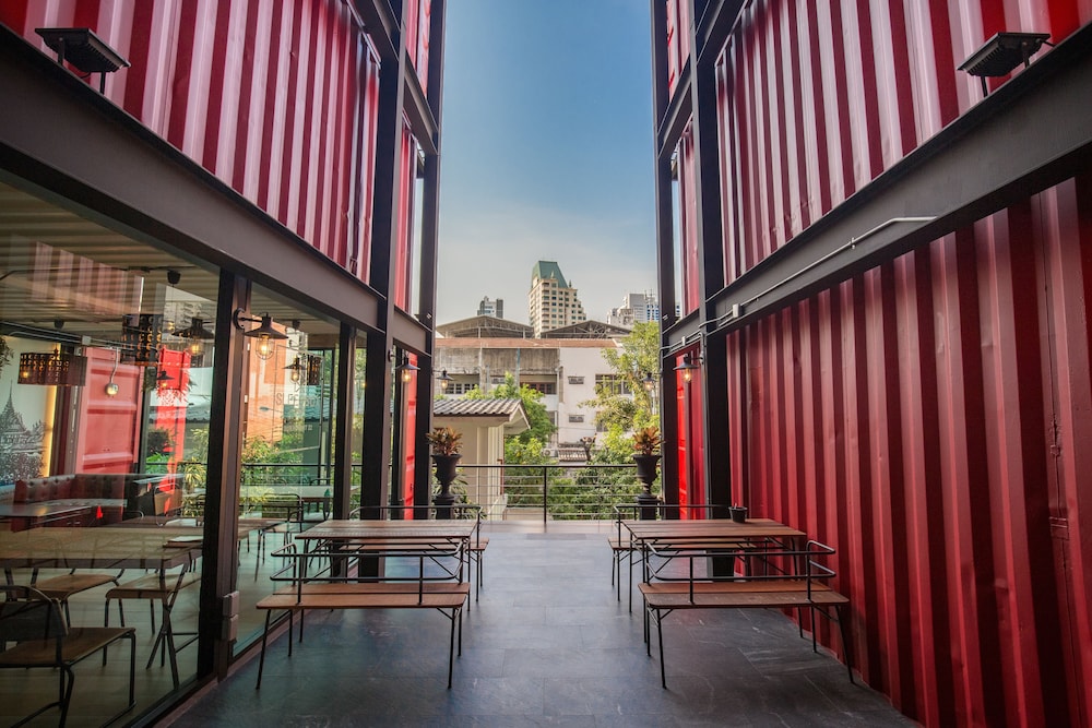 sleep box sukhumvit 22 hostel