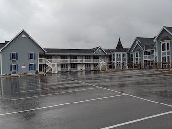 falls lodge and suites