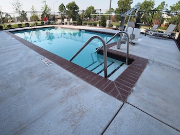 Holiday Inn Express & Suites Moore By Ihg,Guthrie>>Cleveland,3 star