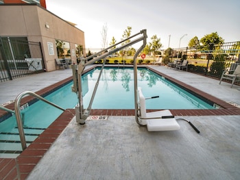 Holiday Inn Express & Suites Moore By Ihg,Guthrie>>Cleveland,3 star