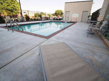 Holiday Inn Express & Suites Moore By Ihg,Guthrie>>Cleveland,3 star