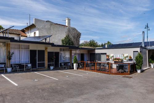 oval motel