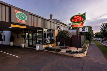 oval motel