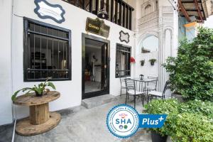 chino town gallery alley