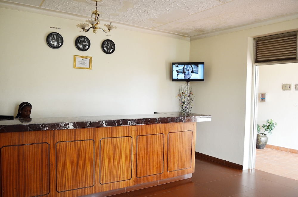 victoria travel hotel