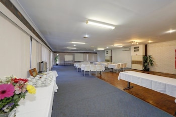 smart motel bert hinkler