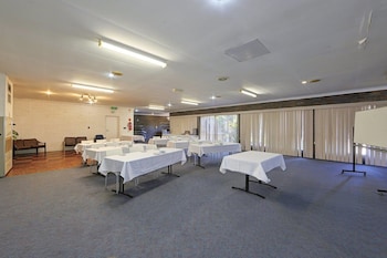 smart motel bert hinkler